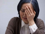 Bà bầu - Đưa con dâu đi đẻ, mẹ chồng vừa khóc vừa tự tát mình khi nhìn thấy cháu