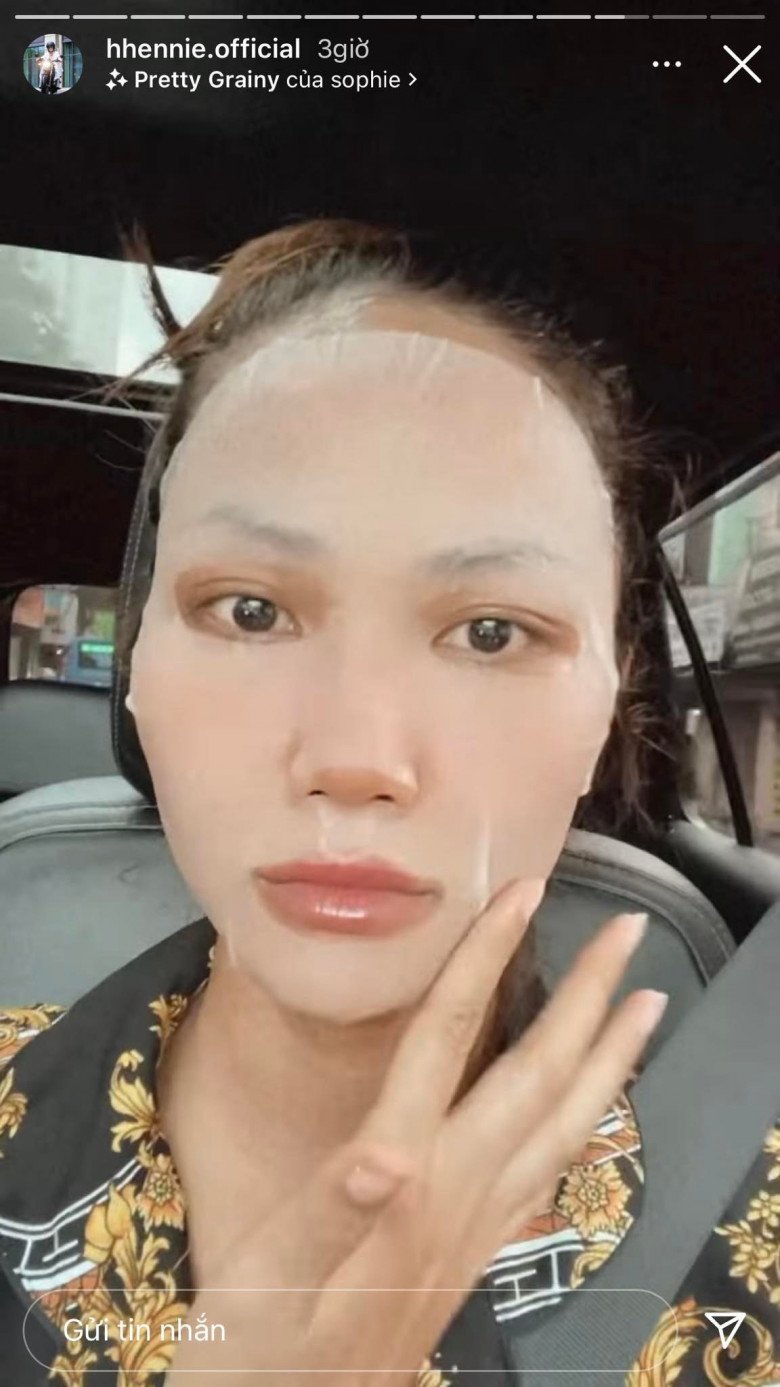 Miss Vietnam learns from Pham Bang Bang, every time she goes out she wears a tight skin care mask - 7