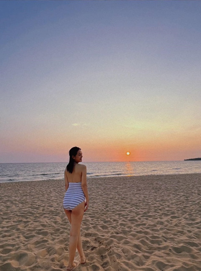 Pham Quynh Anh posted a series of new beach photos, netizens observed and commented: amp;#34;Having a little bellyamp;#34;  - 4