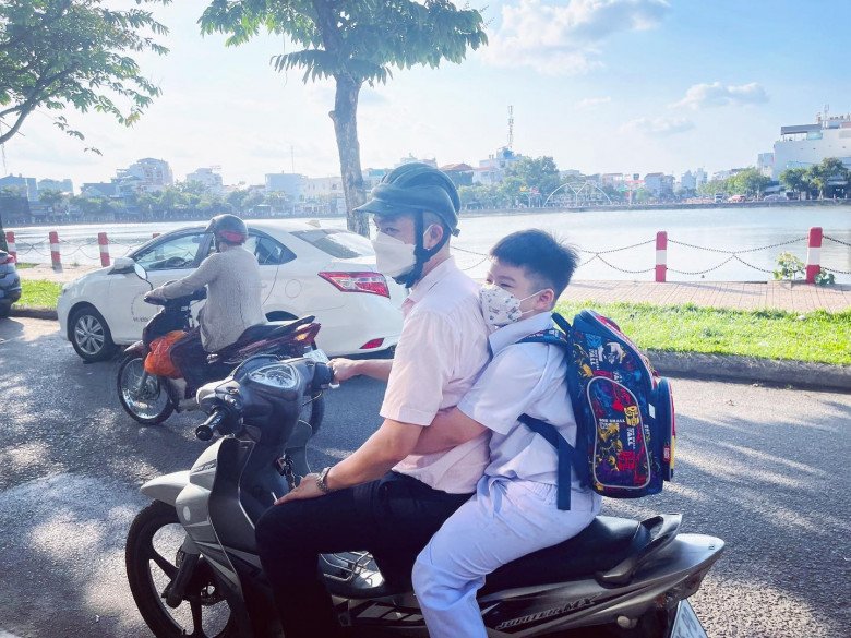 Often sitting in the car with his mother, son Nhat Kim Anh immediately reminded his father to ride a motorcycle - 3