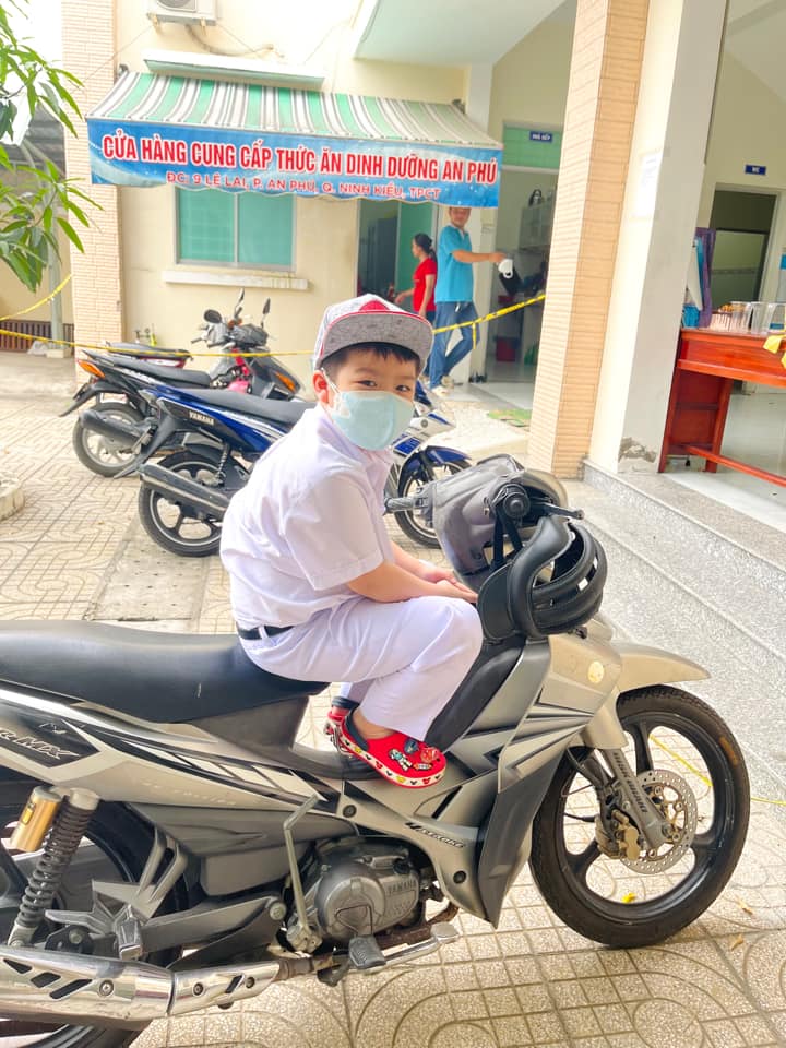 Often sitting in the car with his mother, son Nhat Kim Anh immediately reminded his father to ride a motorcycle - 4