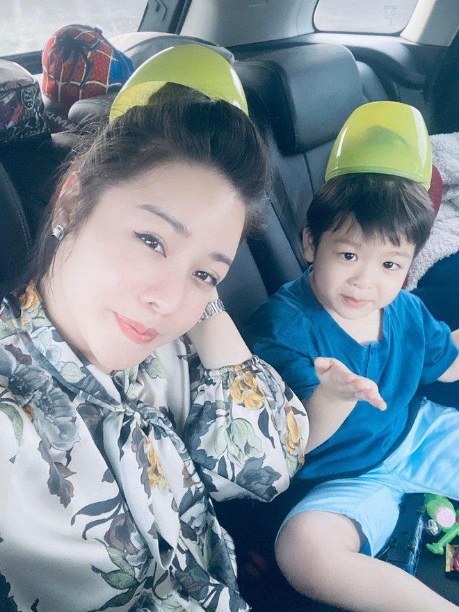 Thường ngồi xe hơi với mẹ, con trai Nhật Kim Anh được bố chở xe máy liền bị nhắc nhở - 1