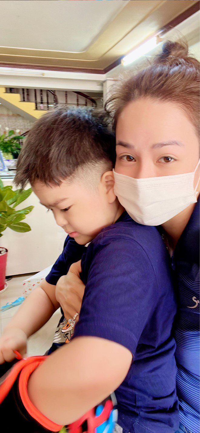 Thường ngồi xe hơi với mẹ, con trai Nhật Kim Anh được bố chở xe máy liền bị nhắc nhở - 11