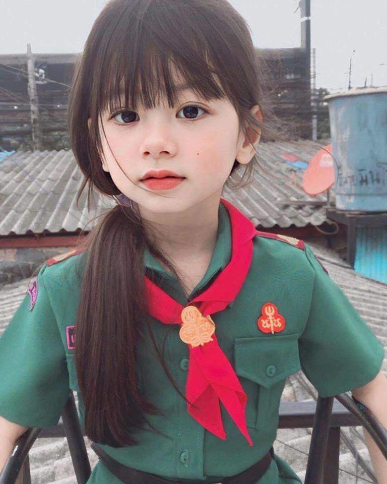 The little girl is as beautiful as a doll, like the famous Thai beauty, showing off her bare face, too strange - 1