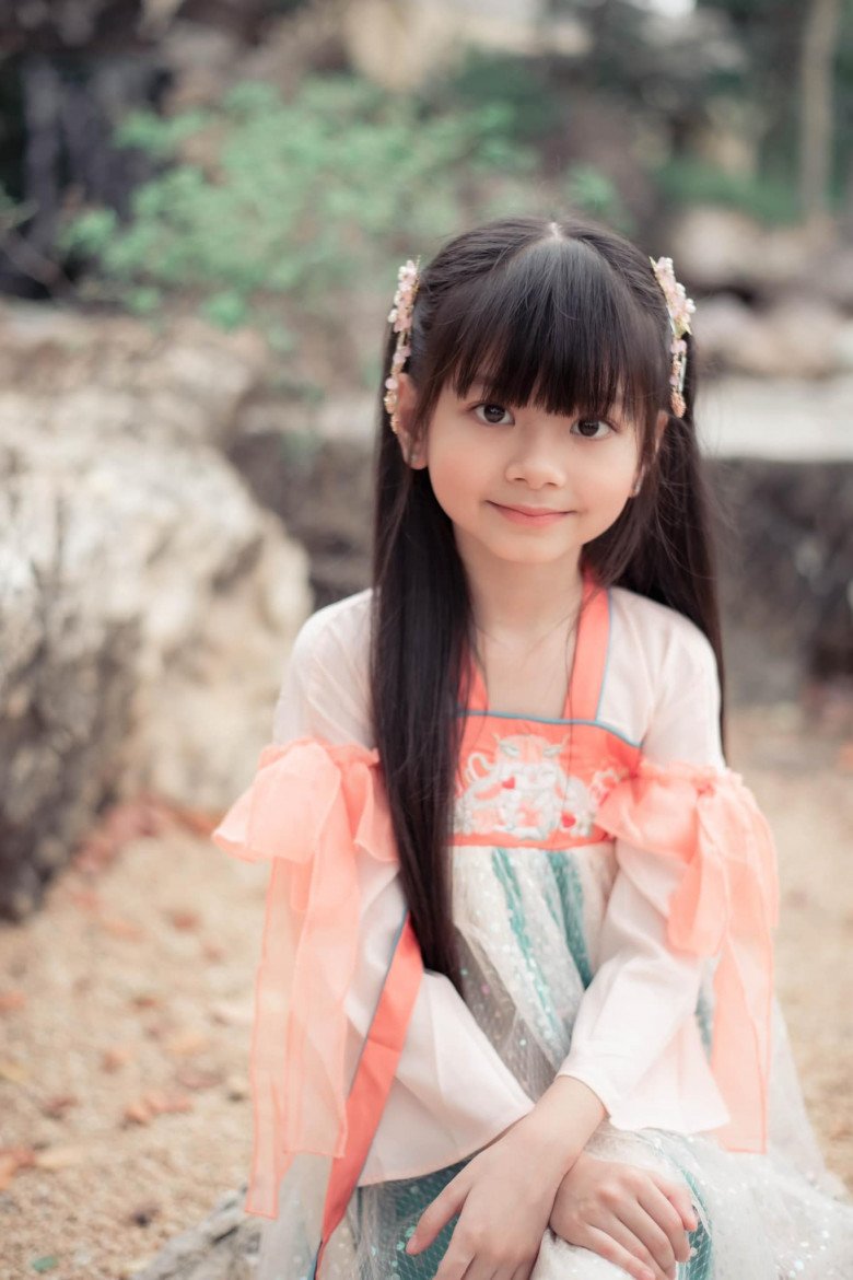 The little girl is as beautiful as a doll, like the famous Thai beauty, showing off her bare face, too strange - 7