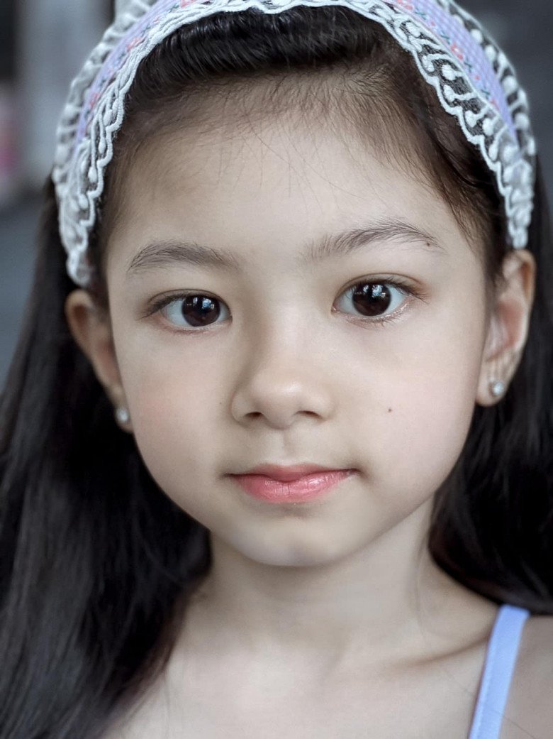 The little girl is as beautiful as a doll, like the famous Thai beauty, showing off her bare face, too strange - 10