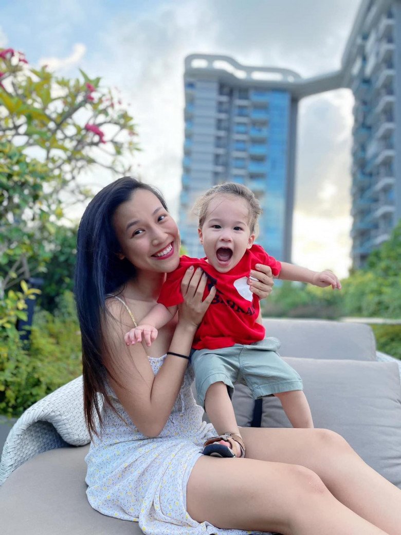 A Western-born baby boy is held by Miss Vietnam, looking at him without blinking: Mom is the runner-up, expensive event MC - 9