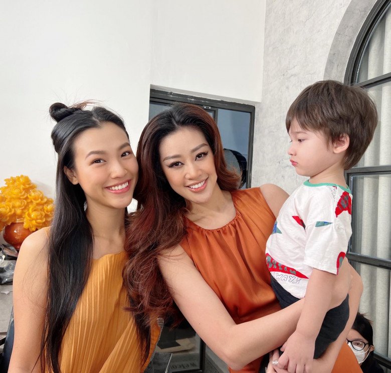A Western-born baby boy is held by Miss Vietnam, looking at him without blinking: Mom is the runner-up, expensive event MC - 1