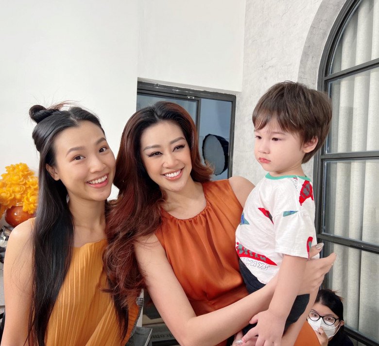 A Western-born baby boy is held by Miss Vietnam, looking at him without blinking: Mom is the runner-up, expensive event MC - 3