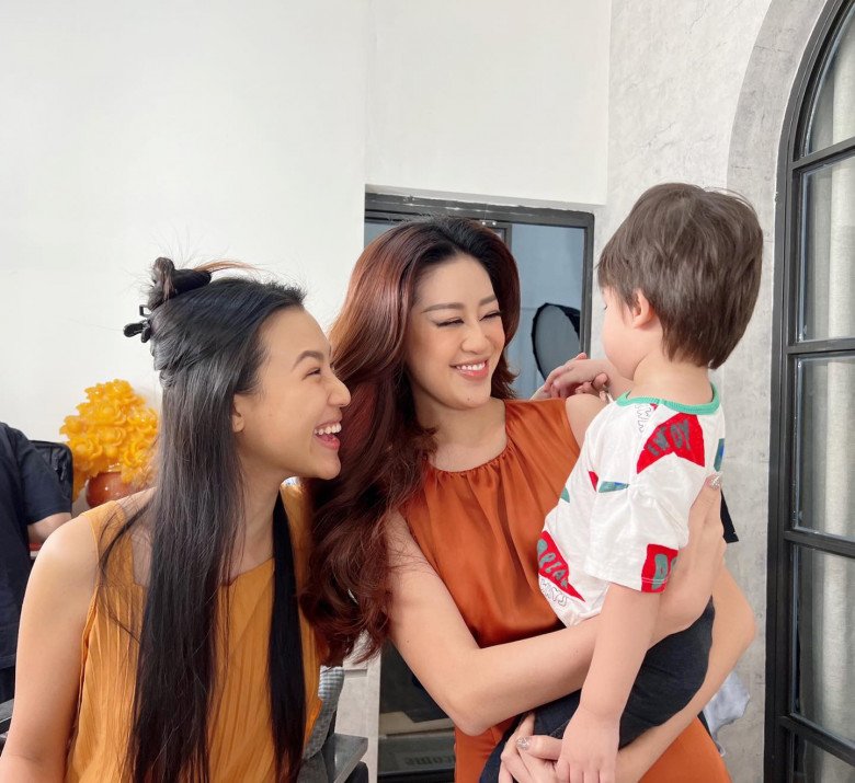 A Western-born baby boy is held by Miss Vietnam, looking at him without blinking: Mom is the runner-up, expensive event MC - 4