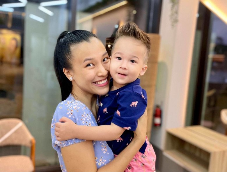 A Western-born baby boy is held by Miss Vietnam, looking at him without blinking: Mom is the runner-up, expensive MC show - 10