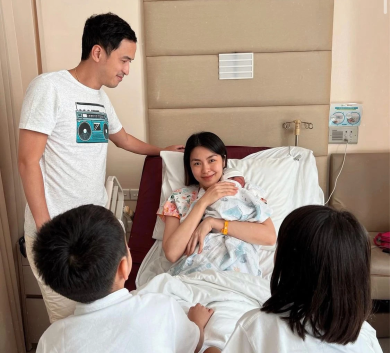 Tăng Thanh Hà sinh quý tử thứ 3 vào cuối năm ngoái. Bức ảnh cô chụp các thành viên trong gia đình tại bệnh viện sau đó đã gây sốt trên mạng xã hội.