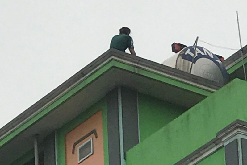 Hanoi: Suddenly, the young man holding the knife entrenched, contemplating suicide from the roof of the motel - 1