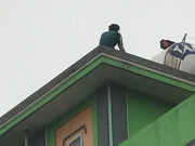 Tin tức - Hà Nội: Bất ngờ lý do thanh niên cầm dao cố thủ, định tự tử từ tầng thượng nhà nghỉ