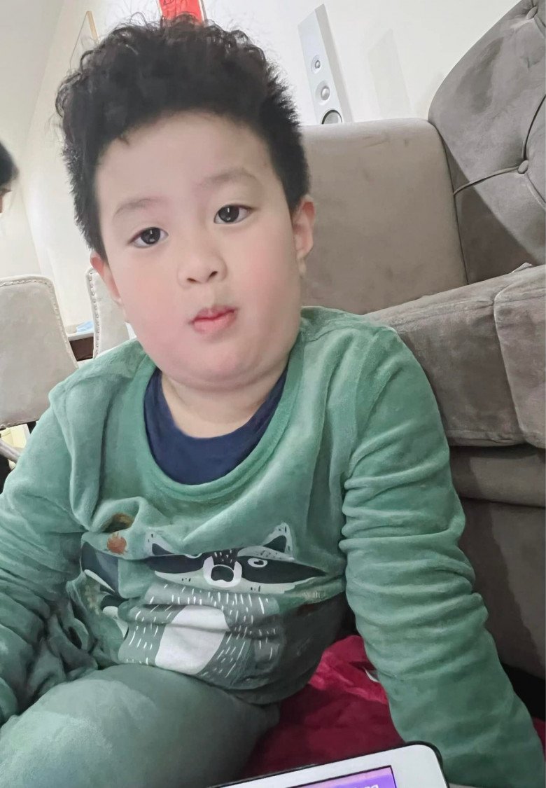 Viet Anh son eats lying down playing games, fed into his mouth, grows taller - 4