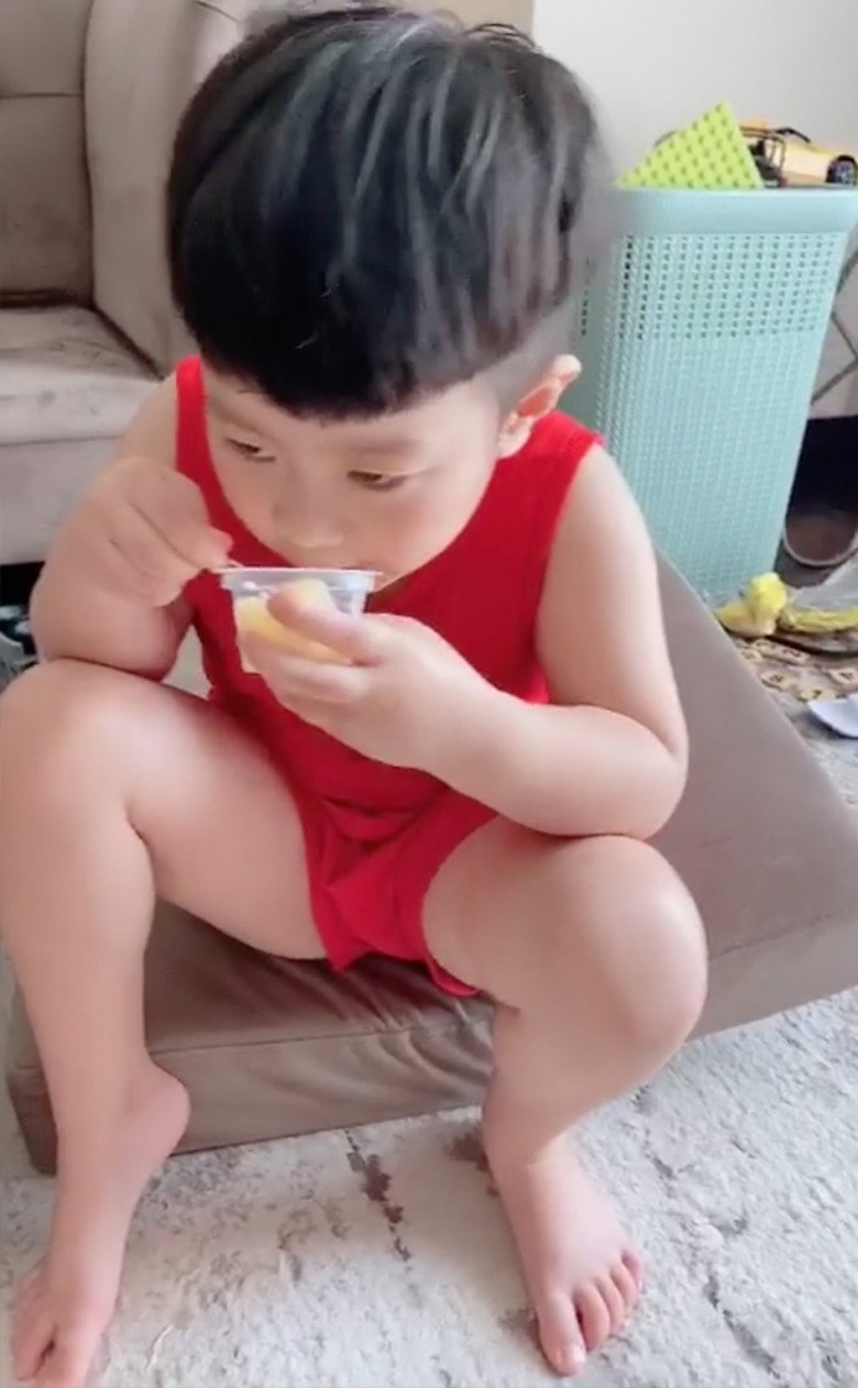 Viet Anh son eats lying down playing games, fed into his mouth, grows taller - 9