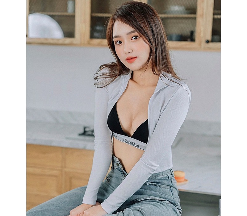 Hotgirl Hà Thành so với mặt bằng các hotgirl nổi tiếng hiện nay mang vẻ đẹp khác biệt.
