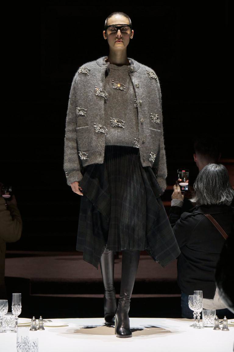 Burberry launches Fall-Winter collection with line of supermodels - 7