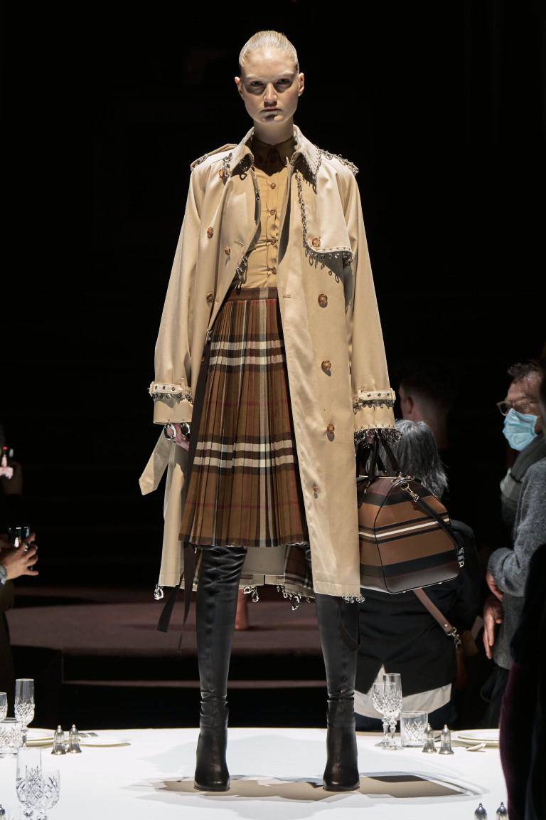 Burberry launches Fall-Winter collection with line of supermodels - 13