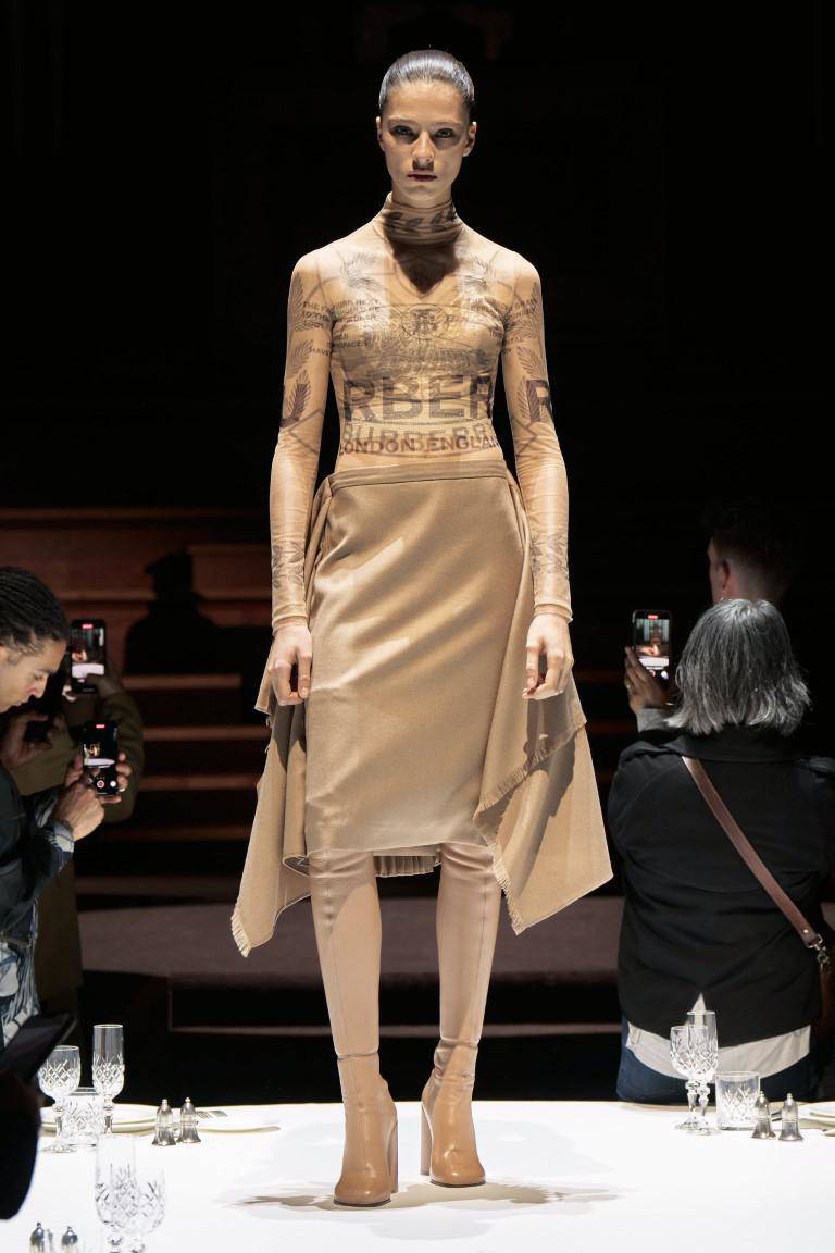 Burberry launches Fall-Winter collection with line of supermodels - 12