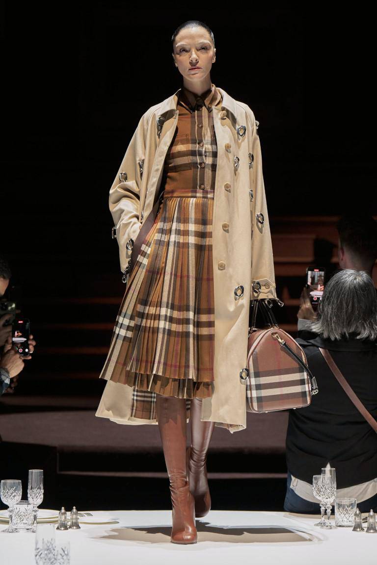 Burberry launches Fall-Winter collection with a line of supermodels - 11