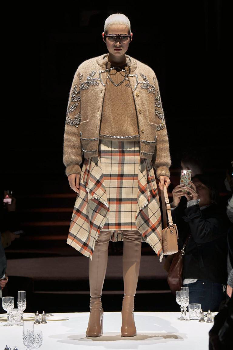 Burberry launches Fall-Winter collection with a line of supermodels - 9