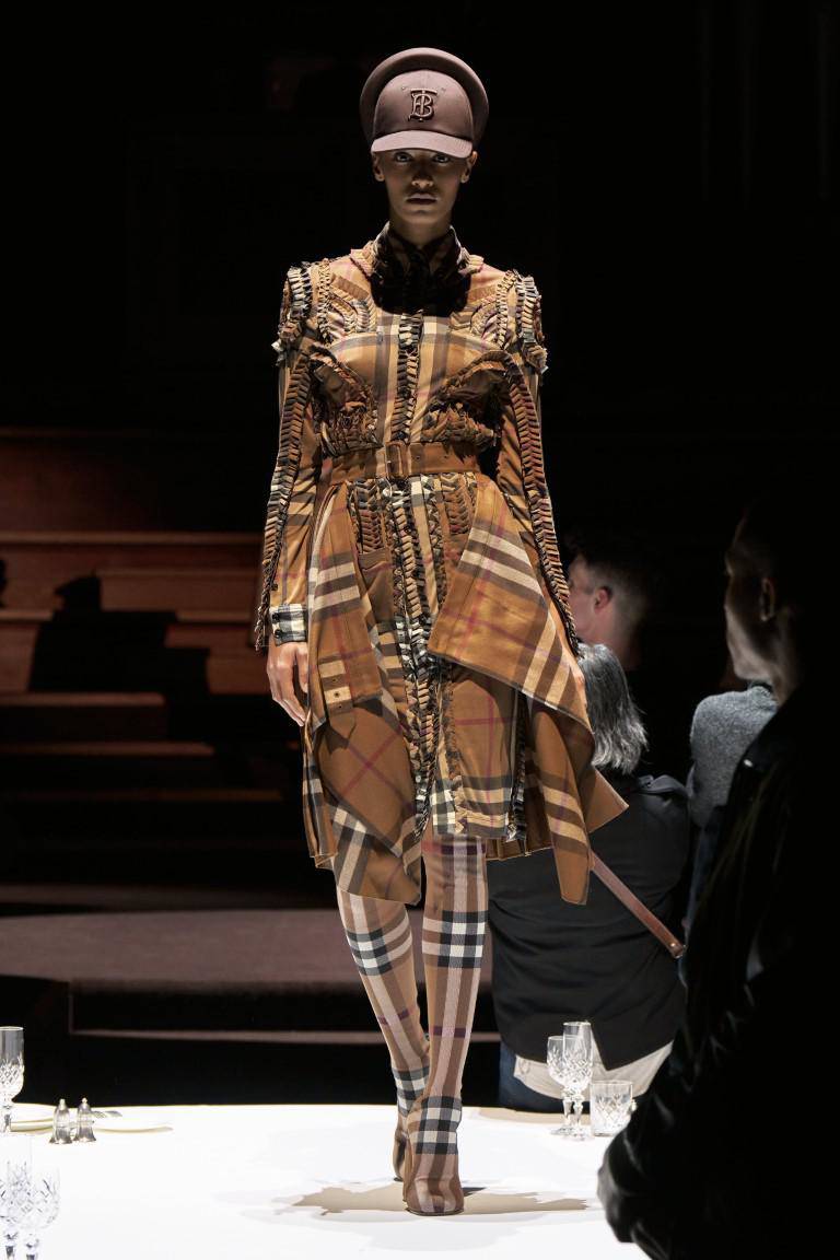 Burberry launches Fall-Winter collection with line of supermodels - 16