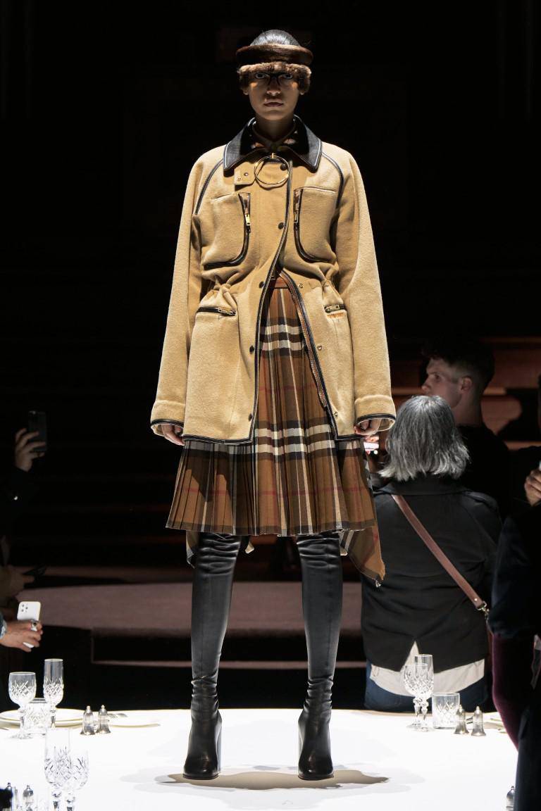 Burberry launches Fall-Winter collection with a line of supermodels - 15
