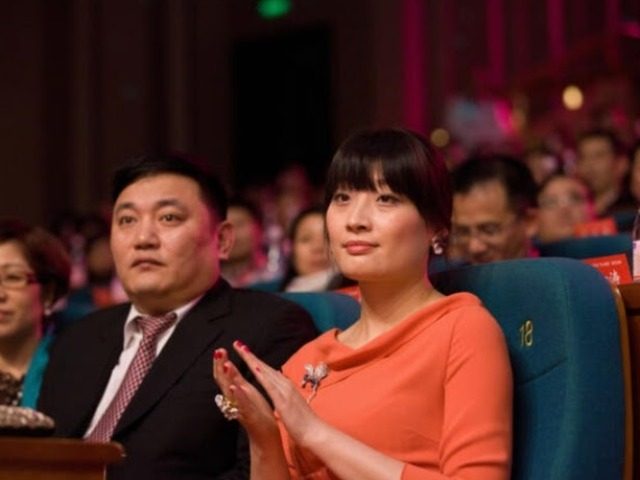 Con gái tỷ phú U40 chưa từng có bạn trai, bố phải treo thưởng để tìm rể giờ ra sao?