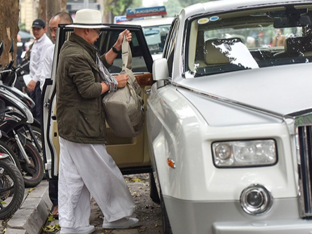 Thói quen mới lạ của đại gia Đặng Lê Nguyên Vũ: Hay lái hàng khủng đến các showroom siêu xe