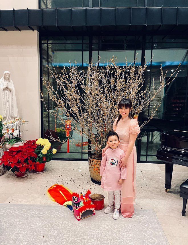 After divorce with Dan Truong, businessman Thuy Tien casually arranges flowers and cleans villa - 3