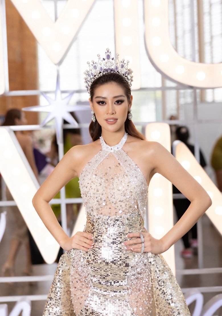 Khanh Van turns fashion gout from beauty queen to masculine in hot seat HHV - 3