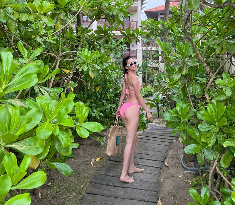 Bộ áo tắm nhỏ xíu mang tông hồng không chỉ giúp mỹ nhân gốc Quảng khoe khoe được triệt để body điểm 10 mà còn làm bật làn da nâu khoẻ khoắn của cô.
