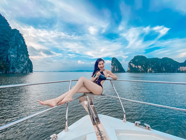 Female lecturer is female runner-up, lying on billion-dollar yacht showing off mother-of-two - 2