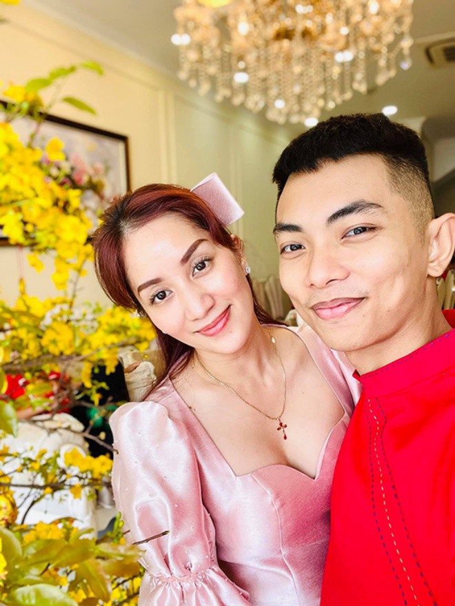 Khanh Thi and her husband praised for getting more beautiful, Phan Hien's birthday gave his wife something that everyone likes - 5