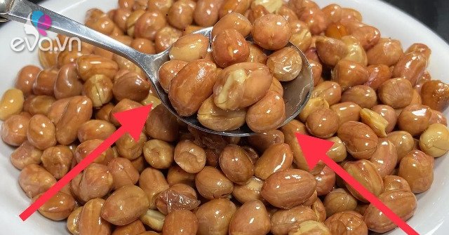 Make salted peanuts, don’t add oil first, remember this tip so that the peanuts are crispy