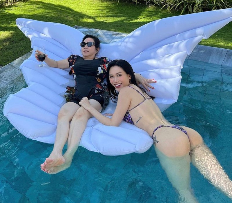 Trên Instagram hàng triệu lượt theo dõi, Sĩ Thanh gây chú ý khi đăng tải loạt hình ảnh nóng bỏng gợi cảm cùng bikini, nội y táo bạo.
