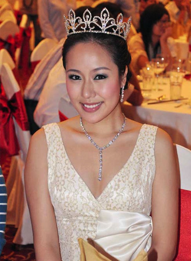 Terrible family Miss World Ngo Phuong Lan gives birth to baby with Western husband, breastfeeding to 2 years - 1