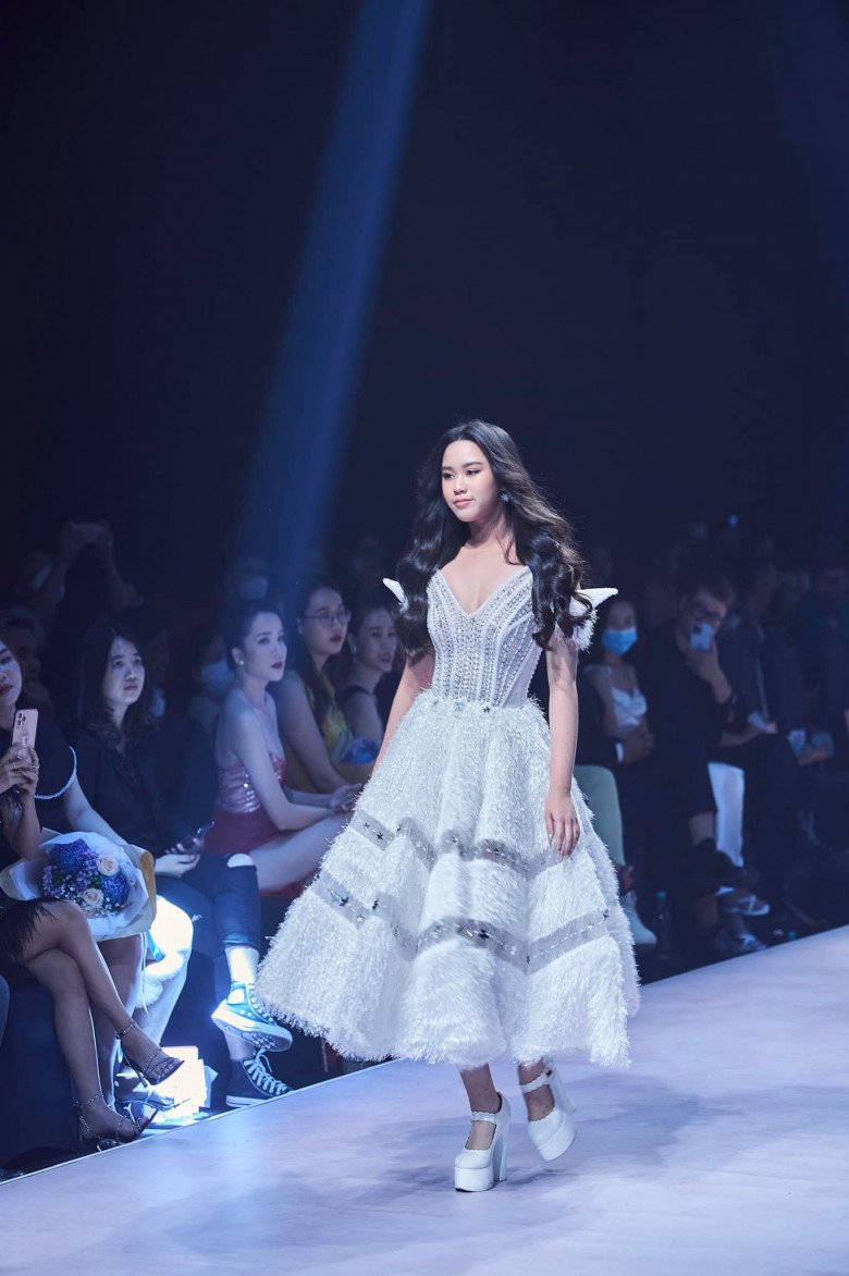 Young Miss Vietnam is a hybrid of two skilled catwalk lineages, panicking when she saw her feet 