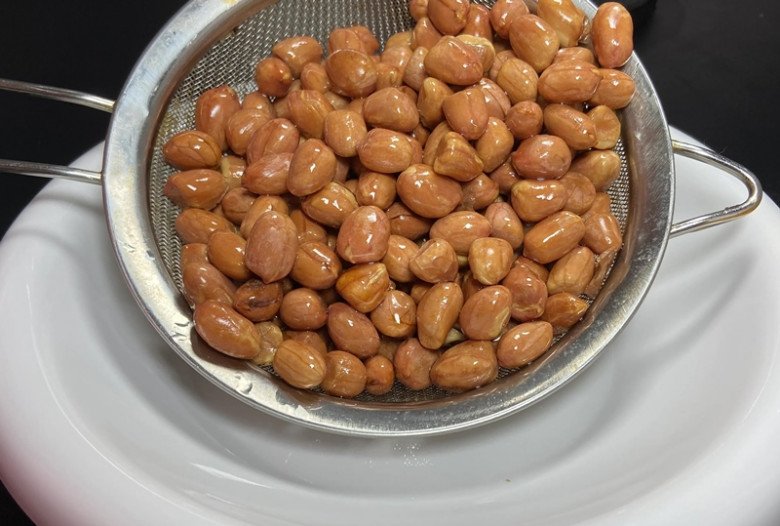 Make peanuts salty, don't add oil just yet, remember this tip - peanuts are crunchy - 6