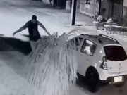 Tin tức - Thấy ôtô của vợ rung lắc trên đường, chồng lại gần kiểm tra phát hiện cảnh tượng choáng váng