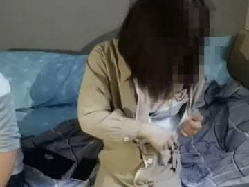 Vào khách sạn với gái xinh vừa quen, người đàn ông sốc tận óc khi cô nàng cởi áo