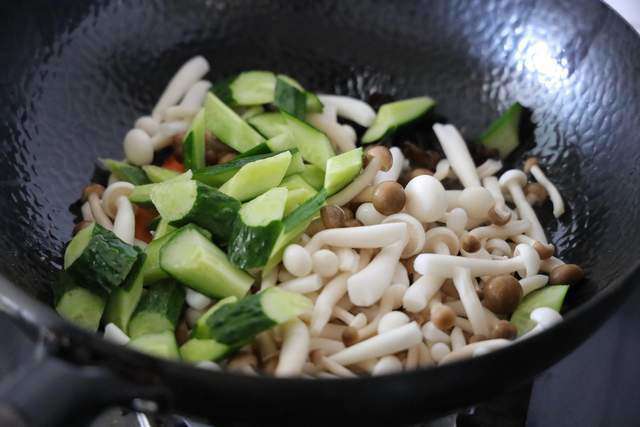 5 types of vegetables stir-fried together into a delicious, whimsical and nutritious dish - 4