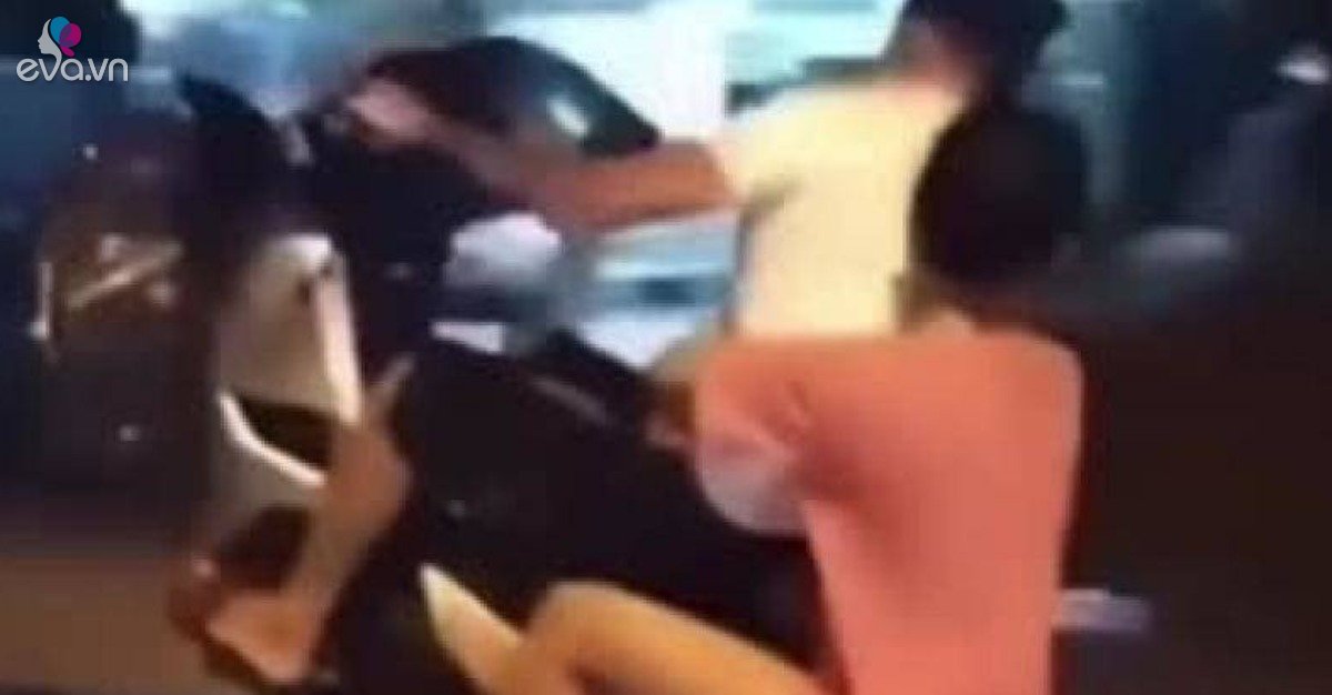 The young girl held on and stood on the motorbike to help the driver lift his head and hit the hammock causing outrage.