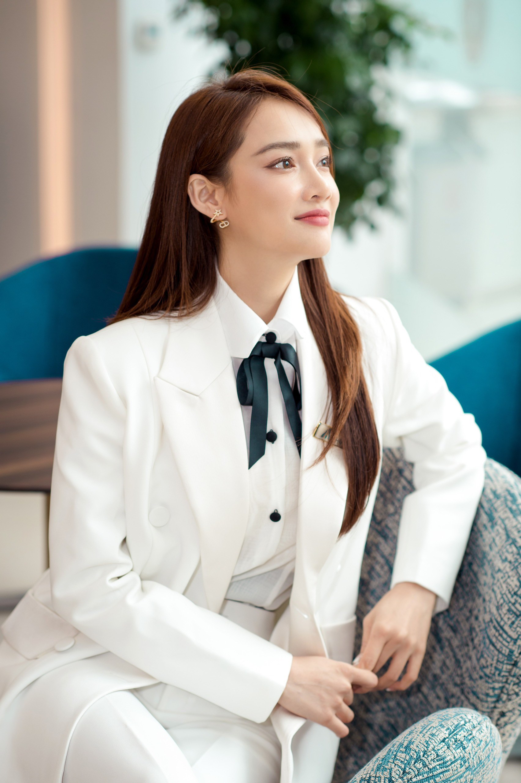 Cách chụp với áo vest nữ đẹp, trẻ trung, chuyên nghiệp- HThao Studio