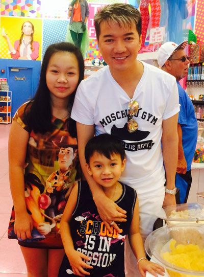 In addition to a beautiful daughter like a beauty queen, Dam Vinh Hung also has a 15 year old son who is as handsome as his father - 1