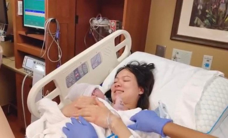 Vietnamese mother who works as a dog walker earns twice as much as her American husband, gives birth to only 80 million - 9