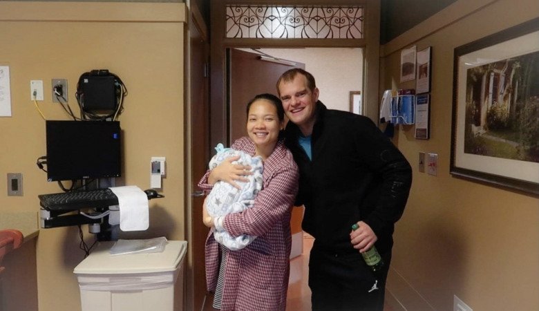 Vietnamese mother who works as a dog walker earns twice as much as her American husband, gives birth to only 80 million - 11