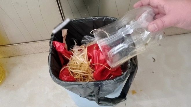 Trên bồn rửa bát nhất định phải có 1 chai nhựa, lý do sẽ khiến bạn vỡ òa - 7