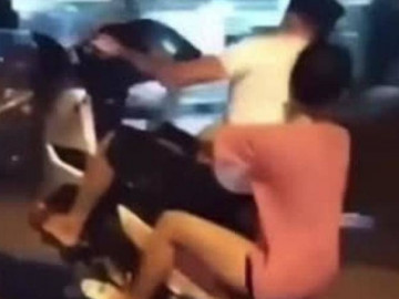                               Clip: Cô gái trẻ đu bám, đứng trên xe máy giúp quái xế bốc đầu, đánh võng gây phẫn nộ 